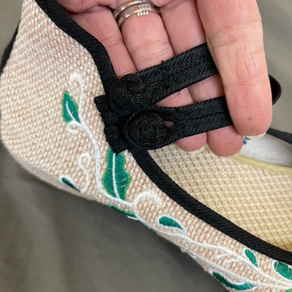 Unique Embroidered Chinese Sandals size 9 - Picture 4 of 6
